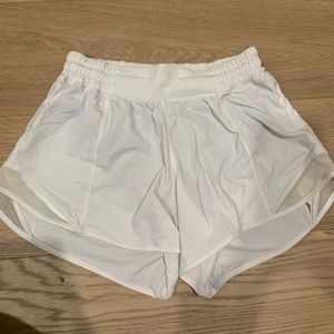 Lululemon Hotty Hot low rise 4” short - white